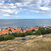 Unterwegs bei Gudhjem - Ausblick am Bokul über den Hafen (rechts). Am Horizont sind auch die Ertholmene zu erahnen. Deren höchster Punkt befindet sich auf Christiansø.