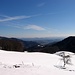 Der Zeller Blauen und die Hohe Möhr (inkl. Turm) sind talauswärts die letzten Erhebungen über 1000m. Hier geht der Schwarzwald in die Vorbergzone über.<br />Die Berner Alpenprominenz ist heute nur zu erahnen.