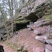Hier passiert der Weg einen weiteren, namenlosen Felsen mit einigen Höhlen.