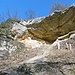 Der Schutzfels Pentling mit seiner Höhle. Die Wand links besteht aus Malmkalk, das Dach aus Grünsandstein. Die Füllung der ehemaligen Doline ist wenig witterungsresistent; deshalb erodiert sie verstärkt, was zur Ausbildung der Höhle geführt hat.