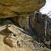 Unter dem Höhlendach aus Grünsandstein.