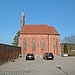 Am Friedhof ist eine kleine Backsteinkirche errichtet.