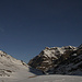 Nach etwa vier Stunden erreichte ich bei der Alp Sovräna nach über 10km schliesslich die Abzweigung ind Seitental Val da Lägh. Das Foto ist der Blick zurück in den oberen Teil vom langen Madrisch / Val Madris.<br /><br />Ganz rechts oben am Bildrand ist das Tscheischhorn (3019,1m), die Gipfel im Mondlicht sind Chlin Horn (2869m) und Cima di Camutsch (2904m).<br /><br />Schön zu sehen ist auch das schiefe „W“ vom Sternbild Cassiopeia über der Talenge.