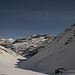 Blick zurück während einer kleinen Pause aus zirka 2200m im mittleren Teil vom Val da Lägh. <br /><br />Links ist das Tscheischhorn (3019,1m), gegenüber der Bödengrat / Bödagrat (2952m).