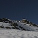 Blick auf die letzten knapp hundert Höhenmeter über den Felsgrat der Cima da Lägh / Cima di Lago (3083m). Unterhalb der Felsen deponierte ich die Schneeschuheund Stöcke und kletterte mit Steigeisen und Pickel dem Gipfel entgegen.