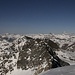 Cima da Lägh / Cima di Lago (3083m):<br /><br />Gipfelpanorama in Richtung Norden. Herausragend ist der Piz Platta (3392m) der die umliegenden Bege um einige hunder Meter überragt.<br /><br />Vor bald 8 Jahren stand ich mit Oli auf dem erstaunlich einfach besteigbaren Aussichtsberg: [https://www.hikr.org/tour/post67686.html]