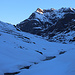 Blick bei der Alp Sovräna (1995m) talabwärts zum Chlin Horn (2869m) und Cima di Camutsch (2904m) welche von den ersten Morgensonnenstrahlen beleuchtet werden.<br />