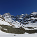 Blick von der Moräne nach Arben mit der ursprünglich geplanten Aufstiegsroute über die Arbengandegge zum Arbengletscher. Darüber von recht Zähnjini, Mittler und Ober Gabelhorn