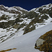 Blick von der Rippe zur Rampe (Bildmitte), darüber rechts der Abbruch des Hohwänggletschers, links das Schönbielhorn