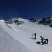 Ankunft auf dem windigen Col Durand: eine Gruppe ist gerade am Abfallen, über ihr steigen andere Gruppen über die WSW-Flanke zum Mont Durand auf (links), rechts das Hohwänghorn