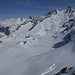 Tiefblick vom unteren Pointe de Zinal NE-Grat zum gut eingeschneiten Glacier Durand: über dem unteren Abbruch der Roc Noir, links darunter der Glacier de Zinal, am Horizont von rechts u.a. Zinalrothorn, Weisshorn, Blanc de Moming, Besso, Les Diablons, Doldenhorn, Balmhorn, Altels und Rinderhorn