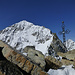 Doch noch geschafft...Ankunft auf der Pointe de Zinal. Links vom Gipfelkreuz die Dent Blanche mit dem Viereselsgrat, rechts davon der Grand Cornier