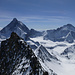 Aussicht vom Pointe de Zinal N-Gipfel über den Verbindungsgrat zum S-Gipfel, rechts darunter Schönbielhorn und -gletscher sowie Stockji, darüber Dent d'Hérens und Matterhorn
