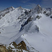 Tiefblick vom Pointe de Zinal N-Gipfel über den NE-Grat zum Col Durand, rechts davon der Hohwänggletscher, links der Glacier Durand, dazwischen der Mont Durand. Am Horizont von rechts Alphubel, Täschhorn, Ober Gabelhorn, ZInalrothorn und Weisshorn