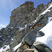 Gipfelaufbau der Pointe de Zinal: links darunter das noch teilweise verschneite Zustiegsband, darüber die Platte und die Verschneidung 