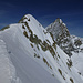 Auf dem SW-Grat zum Mont Durand, rechts der Arbengrat. Vom Skidepot unter dem Gipfelkopf kann ausgesetzt in der SE-Flanke entlang dem Grat abgefahren werden