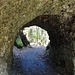 Am Tunnelende sitzt ein Zwerglein am Wegrand mit einem Krug Bier als Entschädigung für die zwangsgeschlossenen Beizli