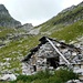 Alpe Partüs zuoberst im Val Nedro. Dahinter Pizzo Cramosino und die Bassa di Pertüs