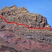 Hier der Gipfelstock im Zoom, von rechts (N) kommend, bevor es ins "rote Gelände" geht den [p First step] hoch, dann wieder Gehgelände (T3+),...  