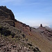 In Reih' und Glied von links nach rechts: El Castillo (663m), der berühmte Felsturm ohne Namen (596m), und die Montana Areguia (451m). Hinten, in Gelb, die Sandwüste des Isthmus von Pared.<br />