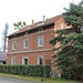 Bahnhof Großcotta, Empfangsgebäude<br />Die (alten) bahnamtlichen Bezeichnungen Bahnhof und Haltestelle meinten rein technisch gesehen beide dasselbe (Station, in der Züge beginnen und enden können), unterschieden sich aber rechtlich in der Personalbesetzung/dem Personalschlüssel. Ich habe hier Bahnhof nur als umgangssprachlich bekanntere Bezeichnung verwendet.