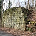 Lohmgrund, Widerlager einer Feldbahnbrücke auf der Bruchseite<br />Der Gegenpart fehlt hier, wahrscheinlich als Holzkonstruktion ausgeführt.