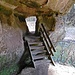 In der Karlshöhle hilft eine kleine Treppe weiter.