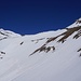 Querung nach der Cabane am Col Fenestral. Wegen der Schneerutsche benutzen wir den Alpinwanderweg unterhalb des Felszackens und steigen dann in dem steilen Schneefeld auf den Grat.