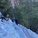 In der ausgesetzten Querung kommen die Ski an den Rucksack. Rechts geht's ordentlich runter. Heute kein Problem, vor drei Jahren bin ich hier bei Verseisung auf Steigeisen gewechselt.