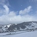 leichtes Schneetreiben und blauer Himmel beim Blick zu Gitzi- und Bärhegechnübeli