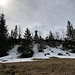 Schneereste unterhalb des Turmes auf Mont Raimeux