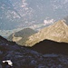 Tiefblick vom Gipfel, vorbei am im Schatten liegenden Lago di Canèe, 2500 Meter hinunter in den Talgrund.