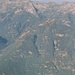 Über den Waldbergen der Riviera erhebt sich in der Ferne der Monte Rosa (4634 m).