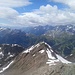 Gipfelblick von der Hochkarspitze nach Nordwesten ins Arlberggebiet. Am rechten Bildrand ist - im unteren Drittel - der unkomplizierte Weiterweg zum Zwölferkopf zu erkennen.
