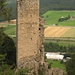 Burgruine an der die Strasse vorbei geht