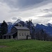 Kapelle Butz mit dem gedrungenen Turm vor dem Falknis