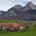 Alte Feerbachmühle zwischen Wangs und Mels, im Hintergrund das Städtchen Sargans