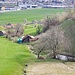 Feerbächli, rechts das Biotop Feerbach, im Hintergrund die Trivialisierung der Landschaft durch die grossen Einkaufszentren, oder positiver ausgedrückt als Teil der entstehenden Stadt "Pizol"