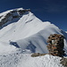 L'omone di pietre sul Parpeinahorn e alle spalle il Piz Beverin