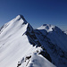 Ausblick vom Tête de l'Herbette über den S-Grat zum Vanil Noir N-Grat, dem links entlang bis zur 2. Scharte mit Ski aufgestiegen werden kann. Rechts der Vanil de l'Ecri mit seinem steilen NW-Couloir, darüber u.a. Tour de Mayen und Tour d'Ai