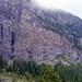 Der Felsenpfad, einzige direkte Route von der Doldenhornhütte auf die Fisialp. Sonst weit oben durch, T5m oder weit ins Tal absteigen bis 1500m. Der Pfad beginnt etwa in der Mitte des Bildes unter den senkrechten Felsen und führt denen entlang rechts in die Höhe und dann wieder runter. 