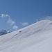 Die ersten Skitourengeher haben den Gipfel Chlin Hüreli erreicht.