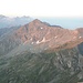 Blick vom Bivacco Ulrich Lateltin zu den südlichsten Dreitausendern der Wallliser Alpen und zum nahen Corno Vitello