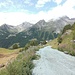 Rückblick nach Resy: es geht über einen Fahrweg zur Alp Forca Inferiore.