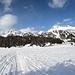 <b>Al posteggio dell’Infocentro Casaccia (1809 m) vedo alcuni sciatori in partenza per un’escursione in zona Pizzo Columbe. Bene, troverò una fresca traccia sulla neve caduta nelle ultime ore. </b>