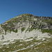 Pizzo di Vogorno, il sentiero passa orizzontale tra la parete di roccia ed il ghiaione. A sinistra si vede il canalone da risalire. 