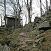 Nach einem Aufstieg über einen steinigen T2 Pfad gelangt man auf die Aussichtsplattform des Kleinen Kandelfelsens, mit Schutzhütte.