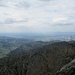 Blick vom Kleinen Kandelfelsen nach Westen ins Rheintal. Leider war es heute so dunstig, dass man zwar den Kaiserstuhl sieht (rechts hinten), aber nicht die noch weiter hinten liegenden Vogesen.