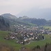 Blick über Azmoos zur Burgruine Wartau