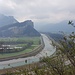 Aussichtspunkt 622m am Schollberg: Rheinknie mit dem um 1865 korrigierten Alpenrhein und der Rheintal-Autobahn A13 vor dem Ellhorn